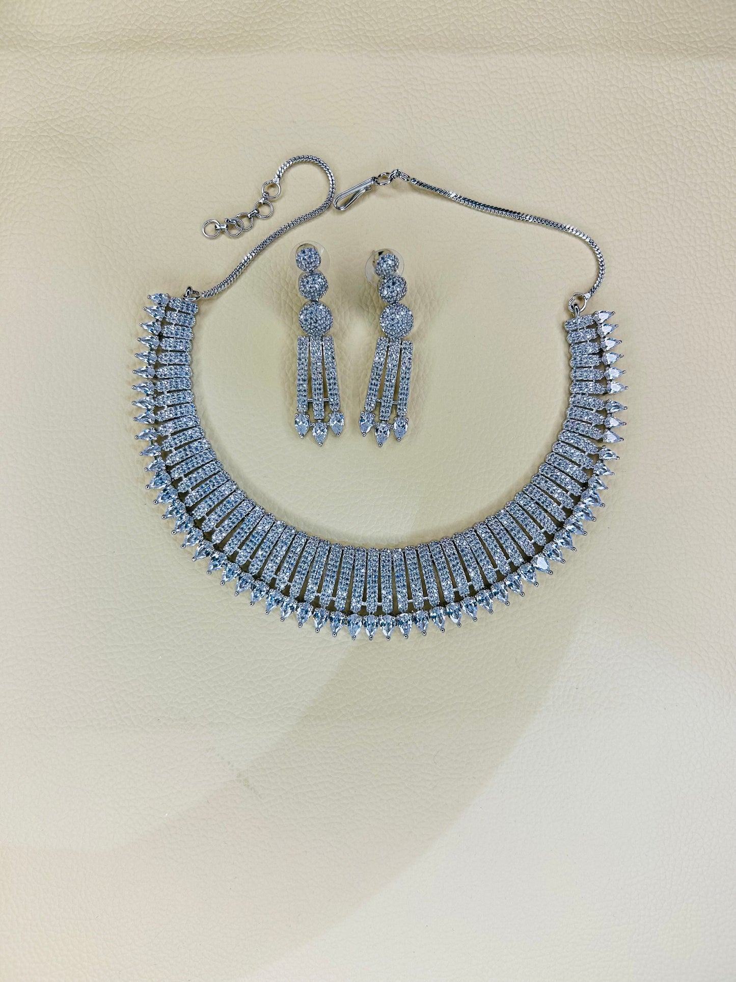 Radiant Silver Statement Necklace – Elegant Crystal Design-63968
